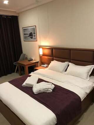 Отель Concord Hotel Бишкек Номер с кроватью размера «queen-size»-3